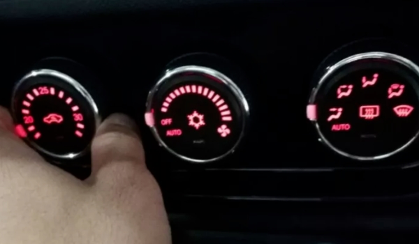 汽车停车的时候可以开空调吗 可以打开空调（发动机需要启动）