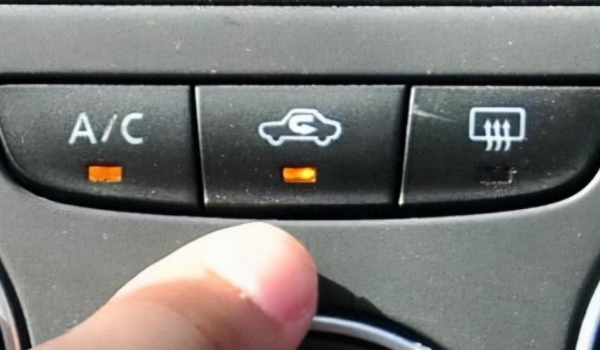 汽车停车的时候可以开空调吗 可以打开空调（发动机需要启动）