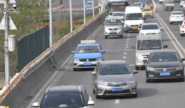 向右变道打什么转向灯 传达自己的转向意图