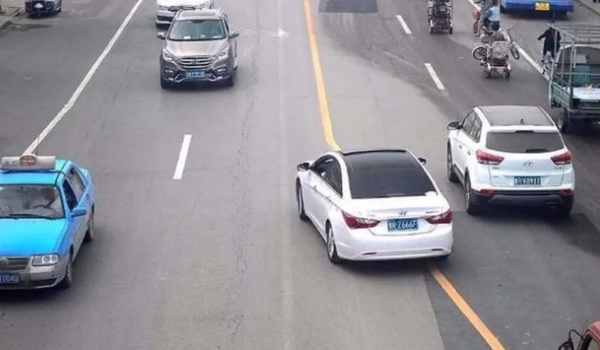 向右变道打什么转向灯 传达自己的转向意图