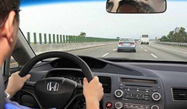 向右变道打什么转向灯 传达自己的转向意图