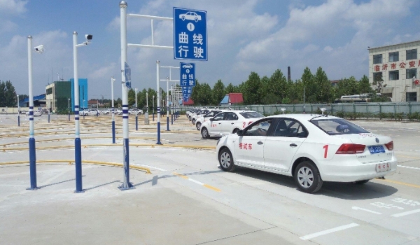 学车驾校报名 身份证、报名费用携带驾校即可