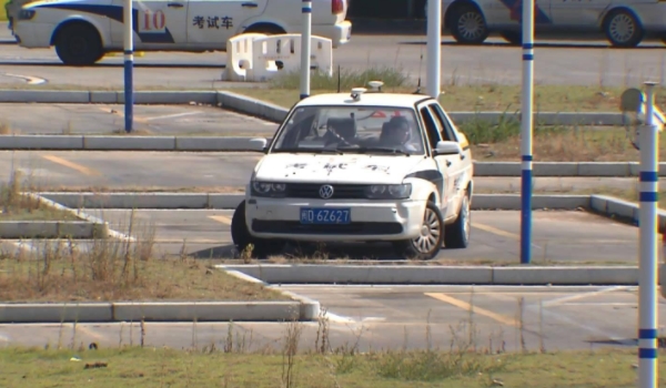 科目二考哪些项目 倒车入库,侧方停车,坡道定点停车和起步等项目