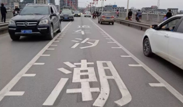 潮汐车道可以掉头吗 不可以(可变车道)