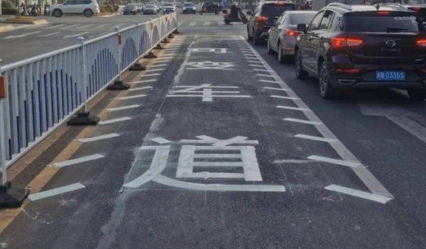 潮汐车道可以掉头吗 不可以(可变车道)