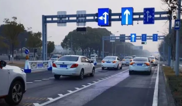潮汐车道可以掉头吗 不可以(可变车道)