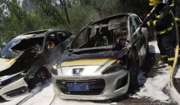 充电宝放在车里面会爆炸吗 温度过高会爆炸（用完拿出车内）