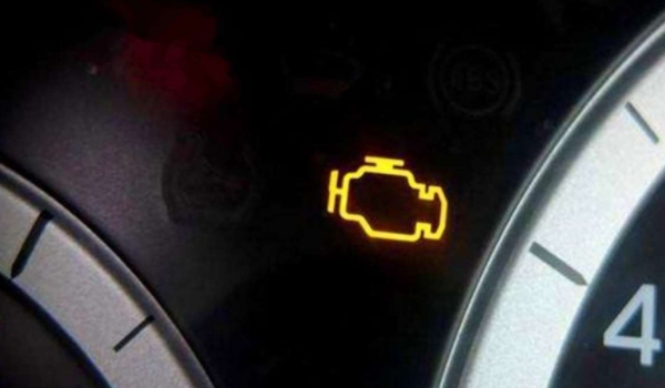 发动机故障灯亮黄灯是什么原因引起的 积碳、燃油品质、传感器等原因导致