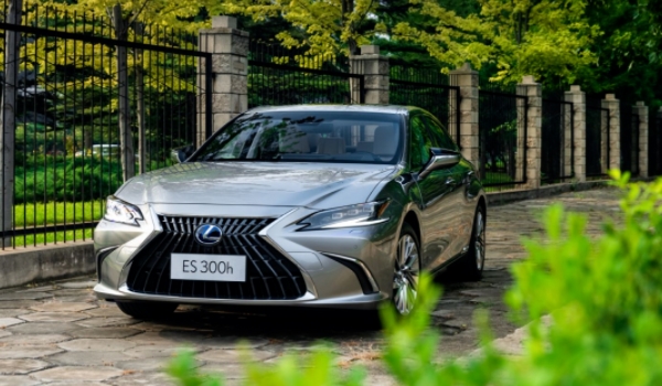 雷克萨斯es300h新款价格 新车的售价是29.69万元（中大型车）