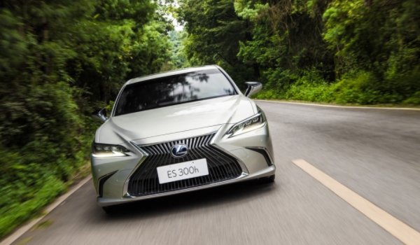 雷克萨斯es300h新款价格 新车的售价是29.69万元（中大型车）