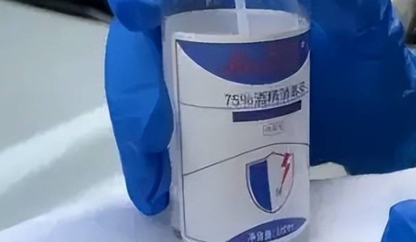 车上能放酒精吗 不可以(属于易燃易爆物品)
