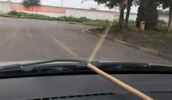 侧方停车后压左侧虚线扣分吗 扣分（科目二考试的线都不能压）