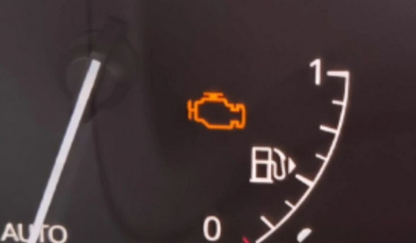 发动机故障灯亮黄灯是什么原因引起的 引起的原因非常多（需逐步排查）