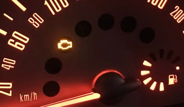 发动机故障灯亮黄灯怎么解决 检查机油、冷却液、发动机排放系统