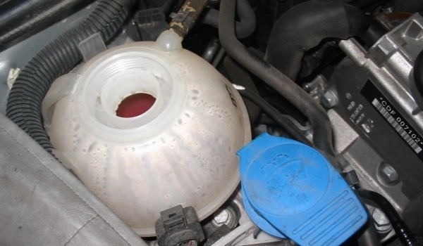 小汽车水箱加水还是加防冻液 需要加入防冻液（全年使用防冻液）