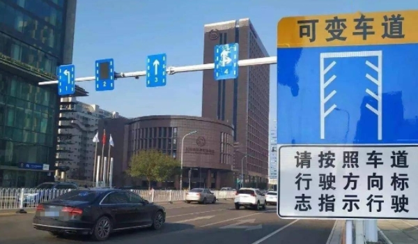 不按导向车道行驶怎么处罚 20元以上，200元以下罚款，驾驶证扣三分