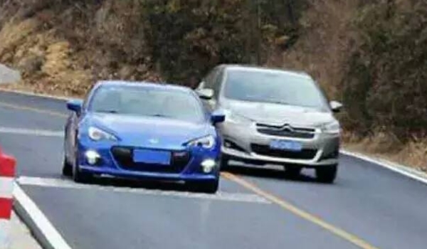 3档速度不能低于多少高于多少 速度不能低于20公里每小时，不能高于40公里每小时