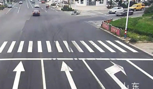 变更车道打什么转向灯 是用转向灯,提醒后方车辆注意避让