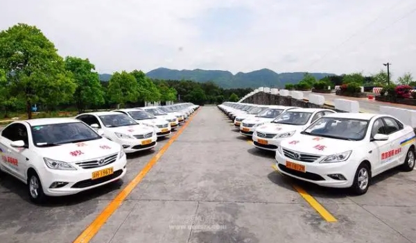 考驾照都有哪些费用 报名的费用和学习的费用,补考的费用(根据实际使用情况决定)