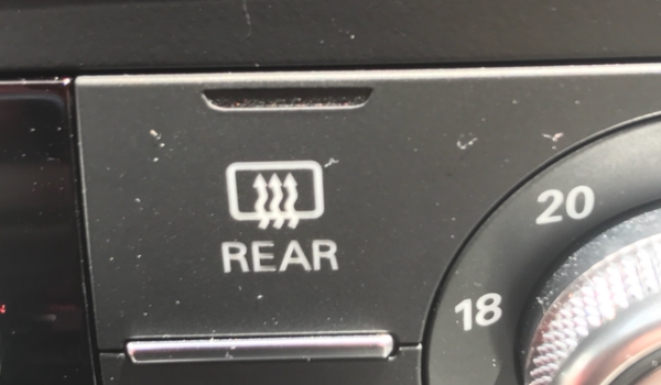 车上rear按键是什么意思 后挡风玻璃除霜按键（使用效果非常好）