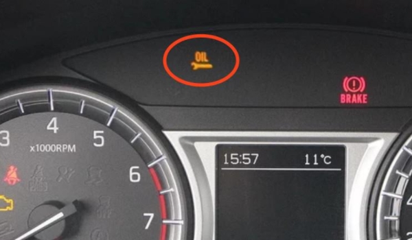 oil灯亮是什么意思 提醒车主车辆应尽快完成保养（更换发动机机油和机油滤清器）