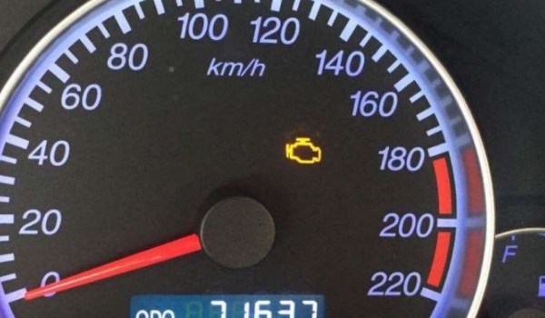 汽车发动机指示灯黄色怎么回事 是车辆发动机出现的故障（及时进行维修）