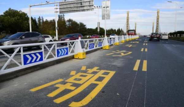 潮汐车道什么意思 根据交通流量可改变车道行驶方向(使用时注意观察)