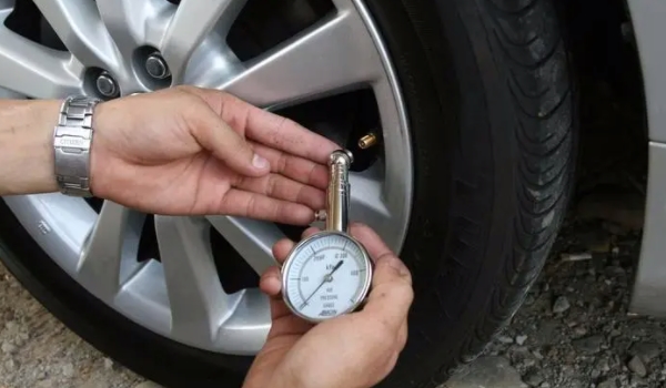 轮胎胎压多少正常?轮胎胎压多少正常范围 2.3~2.5之间（保证行车安全）范围 2.3~2.5之间（保证行车安全）