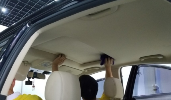 汽车顶棚清洗好方法 通过泡沫清洁剂清洗（效果很不错）