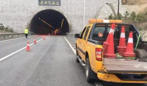 高速公路道路救援24小时 可以拨打12122（高速公路报警救援电话）