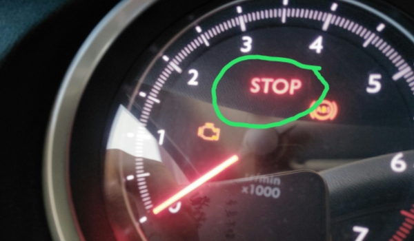 汽车仪表盘显示stop是什么意思 强制停车警器（需要及时检查）