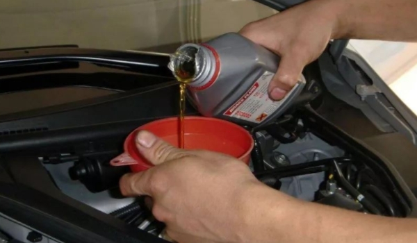 怎么样添加刹车油 打开刹车油壶盖即可添加（定期检查）
