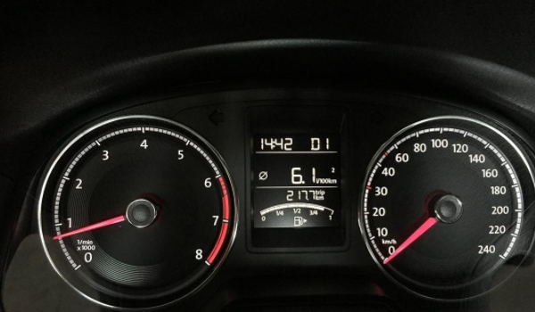 大众速腾仪表盘右上角的小2代表什么 显示油耗，行驶时间，行驶里程（很重要）