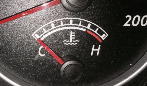 汽车温度表报警怎么办 保障安全的情况下,将车辆停车(检查防冻液)