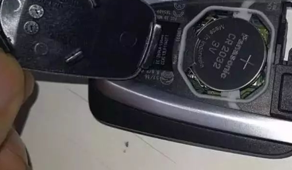 汽车钥匙怎么充电 无法进行充电（需要更换电池）