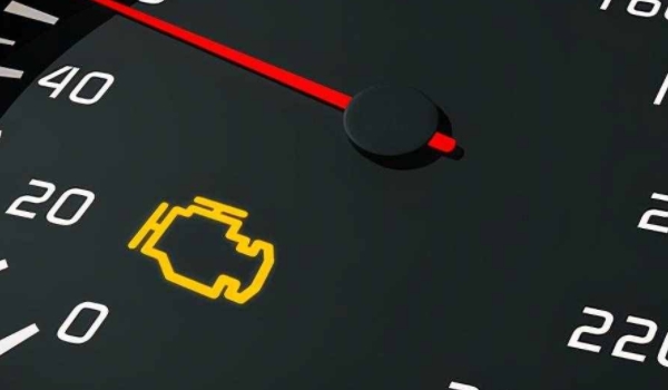 发动机故障灯亮黄灯是什么原因 传感器故障、油液问题、保养问题