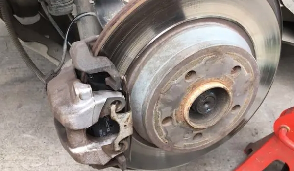 汽车刹车片怎么换 拆卸轮胎，拆卸插头，拆卸固定螺丝，更换刹车片