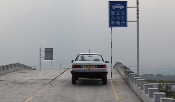 科目二上坡可以踩油门吗 可以踩油门(注意控制车速)