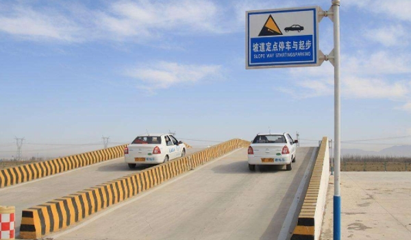 科目二上坡可以踩油门吗 可以踩油门(注意控制车速)