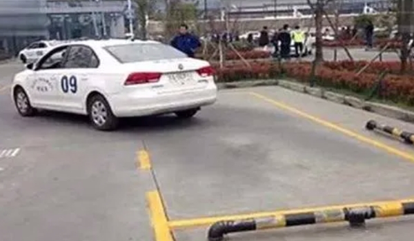 侧方停车压左边虚线扣多少分 会被扣10分(不会影响考试结果)