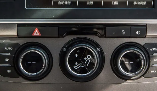 车上rear按键是什么意思 后挡风玻璃除霜除雾按键（使用效果比较好）