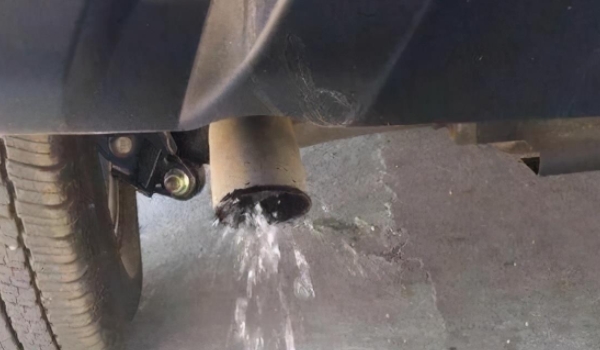 汽车排气管喷水怎么回事 属于正常情况（不需要进行处理）