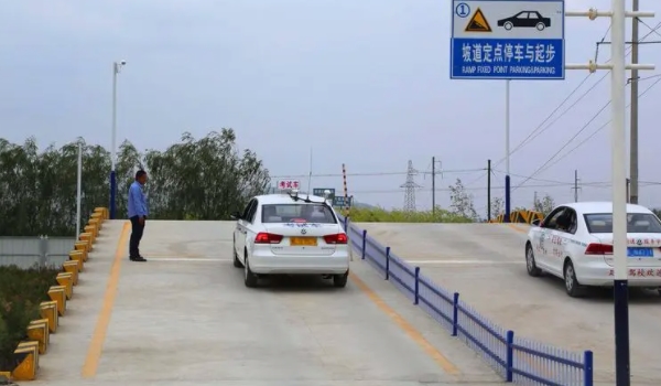 科目二上坡起步踩油门扣分吗 不会出现扣分(属于正常操作)