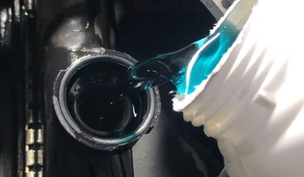 汽车水箱加水好啊还是加防冻液好 加防冻液使用效果好(定期检查)