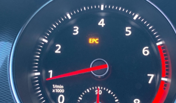 EPC灯亮是什么原因 发动机系统故障(立即检测维修)