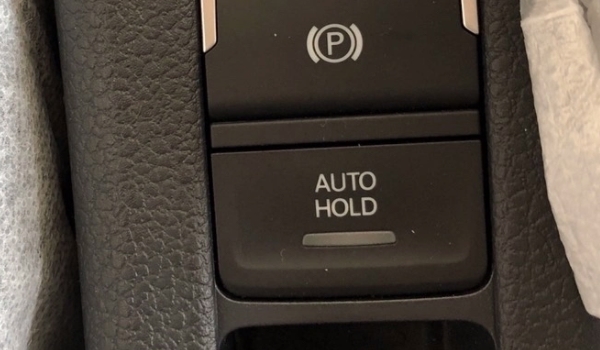 hold是什么意思车上的 自动驻车（代替手刹简化操作）