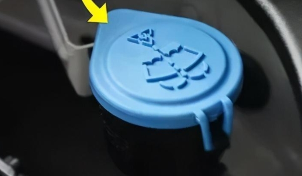 汽车玻璃水加哪里标志 一个扇形的标记,上面有水滴的图案
