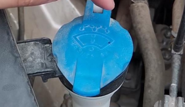 汽车玻璃水加哪里标志 一个扇形的标记,上面有水滴的图案