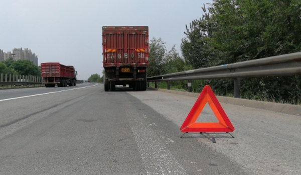 驾驶机动车在高速公路上发生故障 及时联系交管部门(车辆移动到路边)