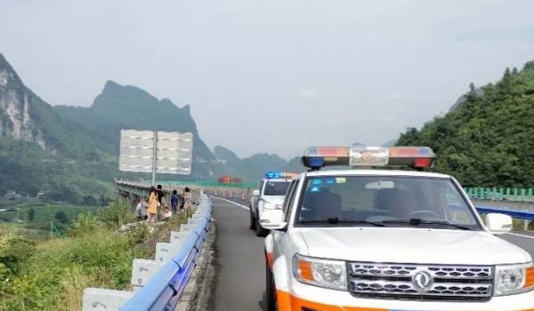 驾驶机动车在高速公路上发生故障 及时联系交管部门(车辆移动到路边)